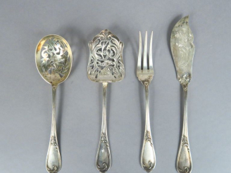 Vente aux enchères Nécessaire à douceur en argent, poinçon Minerve, modèle feuillagé.  Po