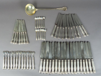 Vente aux enchères Ensemble de couverts de style Louis XV, spatule violonnée, à décor d'a