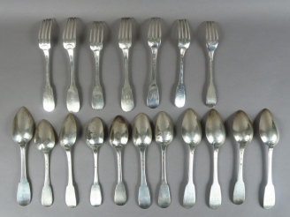 Vente aux enchères Ensemble de couverts en argent, poinçons et modèles dépareillés.  Poid