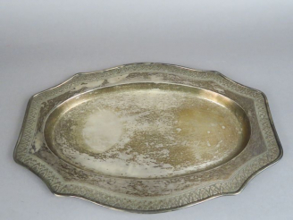 Vente aux enchères Plat en argent, poinçon cygne, à décor de feuilles. Poids. 938 g