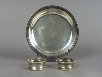 Vente aux enchères Dessous de bouteille en argent, poinçon Minerve.  On y joint une paire