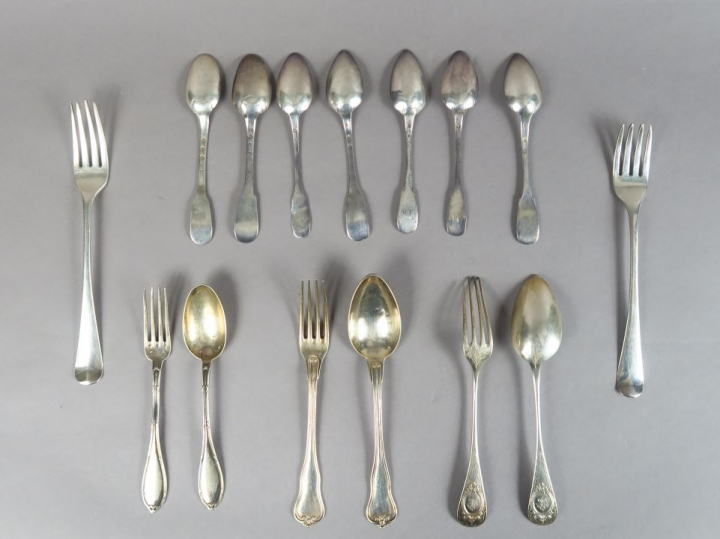 Sept petites cuillères en argent, poinçons dépareillés.  Poids. 123 g 
