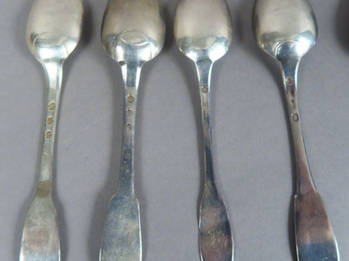 Sept petites cuillères en argent, poinçons dépareillés.  Poids. 123 g 