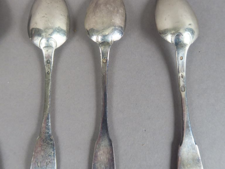 Sept petites cuillères en argent, poinçons dépareillés.  Poids. 123 g 