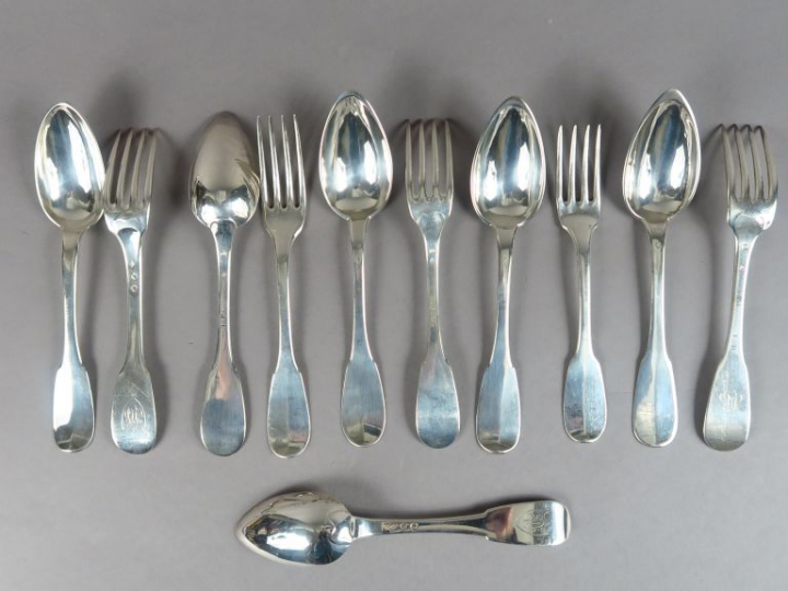 Ensemble comprenant cinq couverts et une cuillère en argent dépareillé