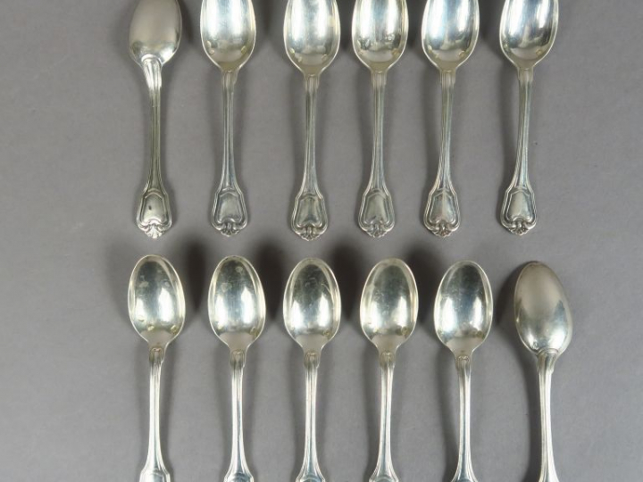 Suite de douze cuillères à moka en argent, poinçon Minerve, modèle à d