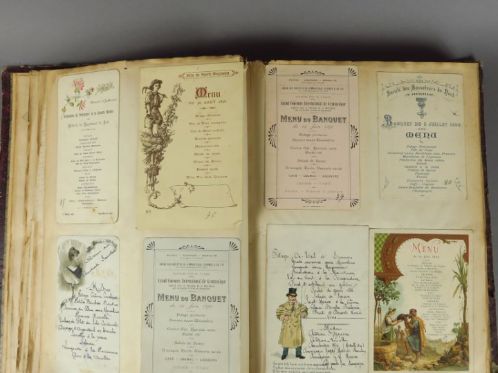 Album contenant plus de 450 menus fin XIXème et début XXème.  (quelque