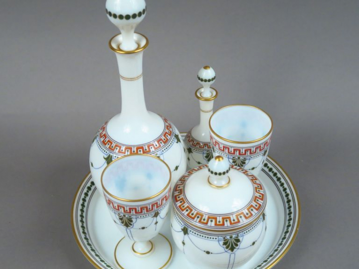 Service de nuit Restauration en opaline blanche, à décor polychrome et