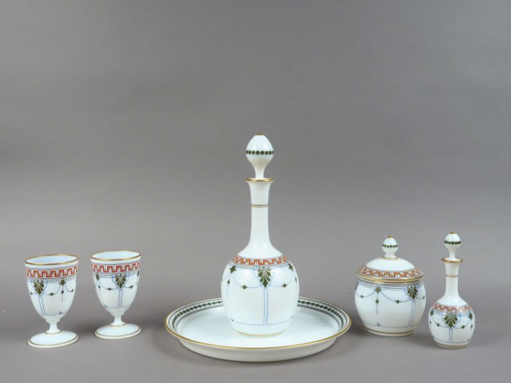 Service de nuit Restauration en opaline blanche, à décor polychrome et