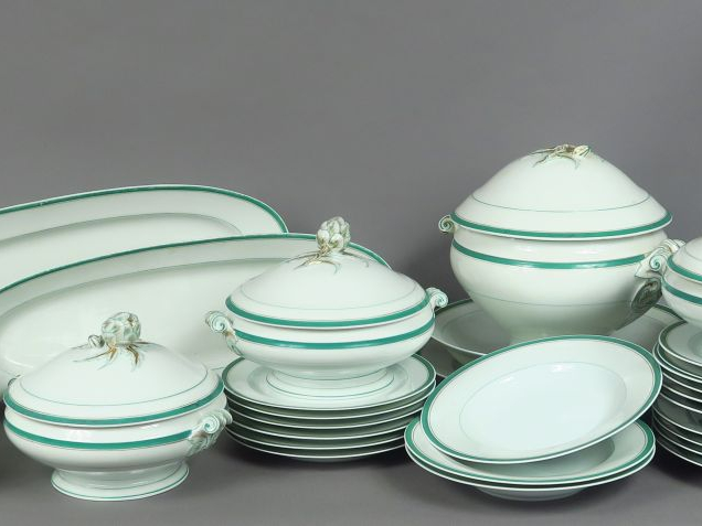 Partie de service de table en porcelaine blanche, à décor de liserés v