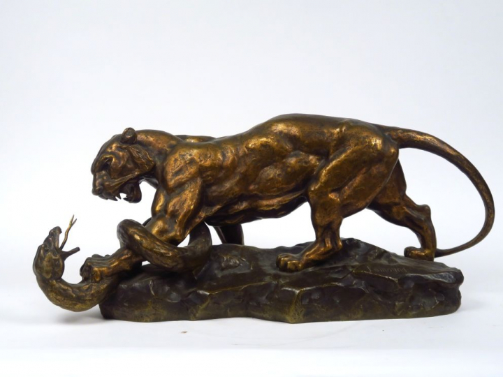 LEMOYNE  "Lionne terrassant un serpent"  Grand groupe en bronze à pati