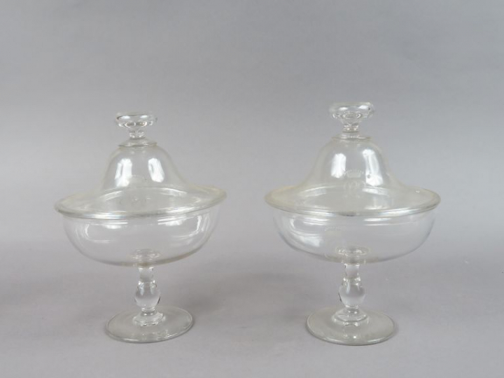 Paire de drageoirs en cristal.  Monogrammés.  H. 22 cm  (un fel à l'un