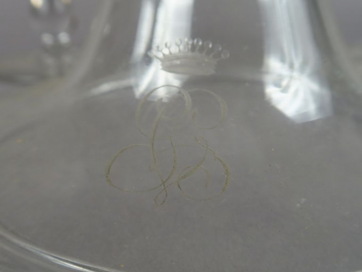 Paire de drageoirs en cristal.  Monogrammés.  H. 22 cm  (un fel à l'un