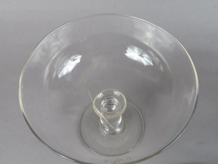Paire de drageoirs en cristal.  Monogrammés.  H. 22 cm  (un fel à l'un