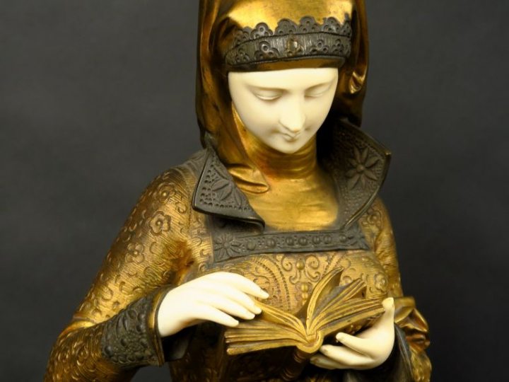 A. CARRIER-BELLEUSE  "Liseuse" Sculpture chryzéléphantine.  Signée.  S