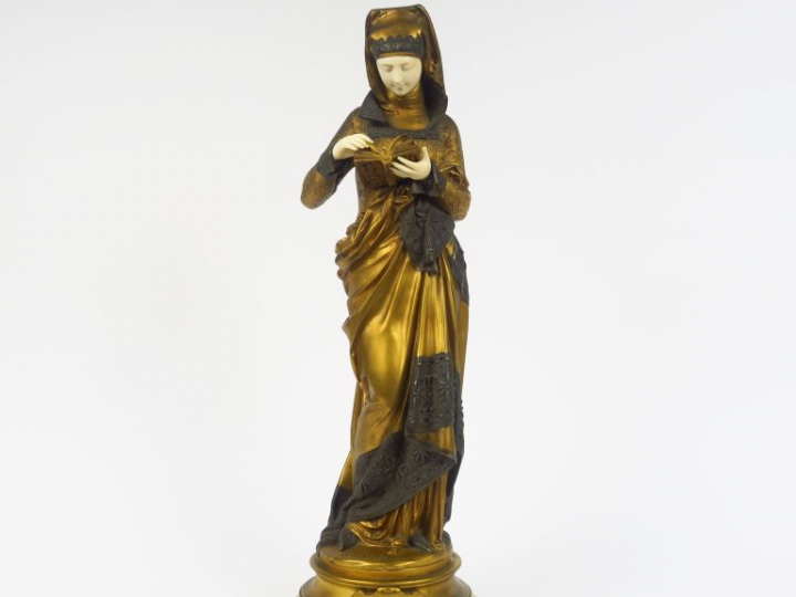 A. CARRIER-BELLEUSE  "Liseuse" Sculpture chryzéléphantine.  Signée.  S