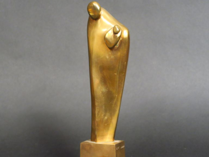 Danielle SOUANIN "Vierge à l'Enfant" Sculpture en bronze doré.  Signée