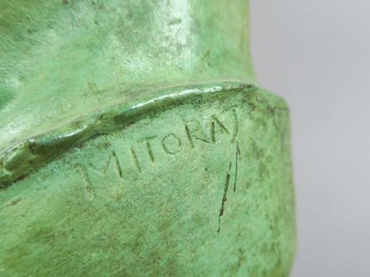 I. MITORAJ  "Persée" Sculpture en bronze à patine verte, reposant sur 