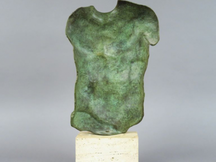 I. MITORAJ  "Persée" Sculpture en bronze à patine verte, reposant sur 