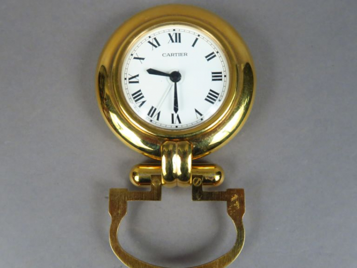 CARTIER.  Pendulette "Rivoli".  Signée.  Dans son écrin d'origine.