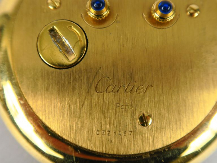 CARTIER.  Pendulette "Rivoli".  Signée.  Dans son écrin d'origine.