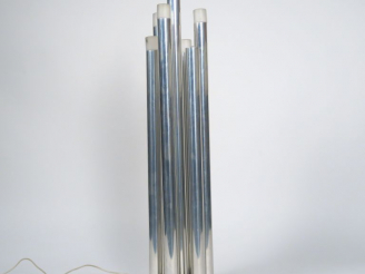 Vente aux enchères Lampadaire tubulaire années 71 en métal chromé.  Eclairant à sept lumi