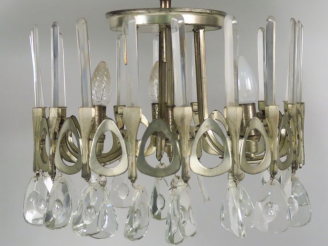 Vente aux enchères Lustre années 70 en métal et pampilles. Diam. 38 cm  H. 31 cm