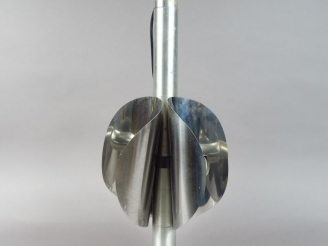 Vente aux enchères Lustre années 70 en métal chromé.  Eclairant à trois lumières. H. 55 c