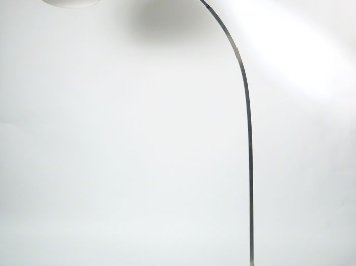 Lampadaire années 70 en métal chromé et marbre.