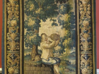 Vente aux enchères AUBUSSON. Cantonnière XVIIème « Gentilhomme se désaltérant » (état moy