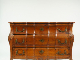 Vente aux enchères Commode Louis XV en merisier mouluré et sculpté, galbée sur les trois 