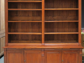 Vente aux enchères Bibliothèque de style Empire en noyer, deux tirettes et quatre vantaux