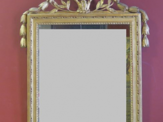 Vente aux enchères Glace Louis XVI en bois et stuc doré, fronton ajouré à décor de trophé