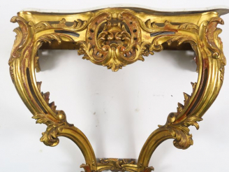 Vente aux enchères Console de style Louis XV en bois sculpté et doré à décor ajouré de ro