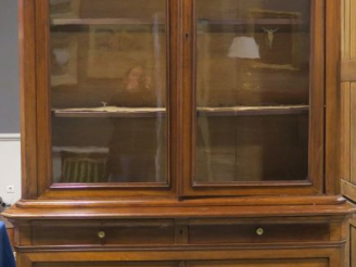 Vente aux enchères Bibliothèque Louis-Philippe en acajou, ouvrant à deux portes vitrées e