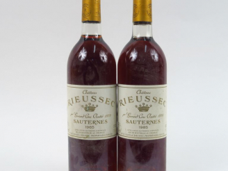 Vente aux enchères 2 BOUTEILLES CHÂTEAU RIEUSSEC 1er CC SAUTERNES - 1985 - 1 BG+/1 BG