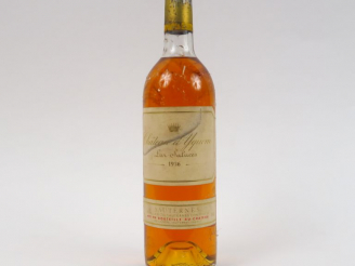 Vente aux enchères 1 BOUTEILLE CHÂTEAU D'YQUEM 1er CCS SAUTERNES - 1986 - LB/CAPS LEGER T