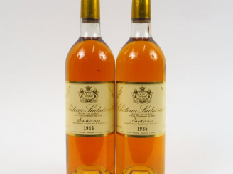 Vente aux enchères 2 BOUTEILLES CHÂTEAU SUDUIRAUT 1er CC SAUTERNES - 1986 - BG