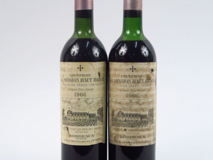 2 BOUTEILLES CHÂTEAU LA MISSION HAUT BRION GCC GRAVES - 1966 - 1 HEP/1