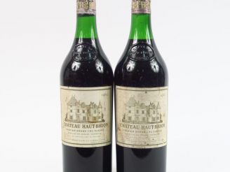 Vente aux enchères 2 BOUTEILLES CHÂTEAU HAUT BRION 1er GCC GRAVES - 1969 - 3,5 CM/1 EF
