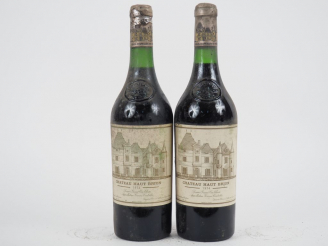 Vente aux enchères 2 BOUTEILLES CHÂTEAU HAUT BRION 1er GCC GRAVES - 1974 - 2 CM/2,5 CM/BL