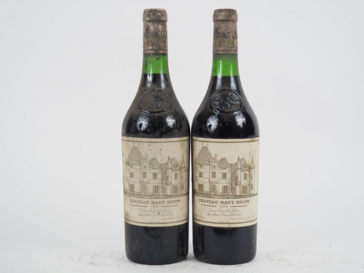 2 BOUTEILLES CHÂTEAU HAUT BRION 1er GCC GRAVES - 1974 - 2,5 CM/BLS