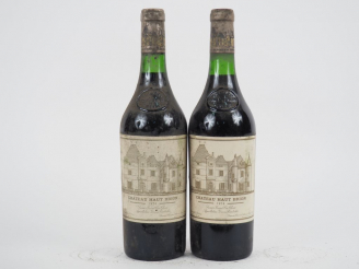 Vente aux enchères 2 BOUTEILLES CHÂTEAU HAUT BRION 1er GCC GRAVES - 1974 - 2,5 CM/BLS