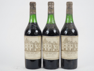 Vente aux enchères 3 BOUTEILLES CHÂTEAU HAUT BRION 1er GCC GRAVES - 1974 - 3,5 CM/2 à 4 C