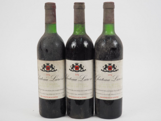 Vente aux enchères 3 BOUTEILLES CHÂTEAU LAROZE GCC ST EMILION - 1976 - 1 BG/1 LB/1 HEP/BL