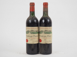 Vente aux enchères 2 BOUTEILLES CHÂTEAU PAVIE 1er GCC ST EMILION - 1977 - 2 BG/1 ETLD