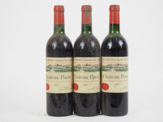 Vente aux enchères 3 BOUTEILLES CHÂTEAU PAVIE 1er GCC ST EMILION - 1977 - 1 BG/1 LB/1 HEP