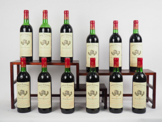 Vente aux enchères 12 BOUTEILLES CHÂTEAU LANESSAN HAUT MEDOC - 1982 - CBO- 2 BG/6 LB/2 HE