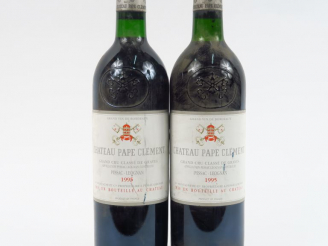 Vente aux enchères 2 BOUTEILLES CHÂTEAU PAPE CLEMENT GCC GRAVES - 1995 - 1 BG+/1  BG