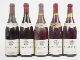 Vente aux enchères 5 BOUTEILLES ALOXE CORTON L. JACOB - 1983 - 3 à 1 CM/1 à 2 CM/1 à 2,5 